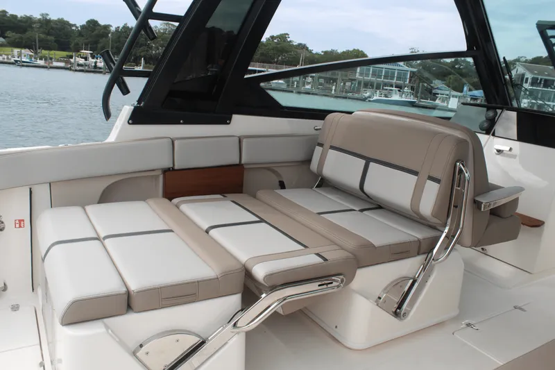 Slide: The Image of Boston Whaler 330 Vantage 2026 - 28