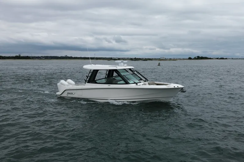 Slide: The Image of Boston Whaler 330 Vantage 2026 - 3