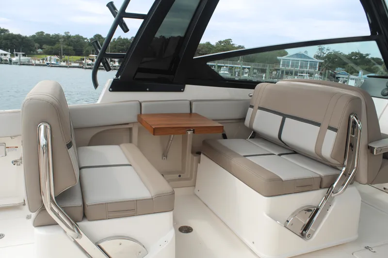 Slide: The Image of Boston Whaler 330 Vantage 2026 - 31