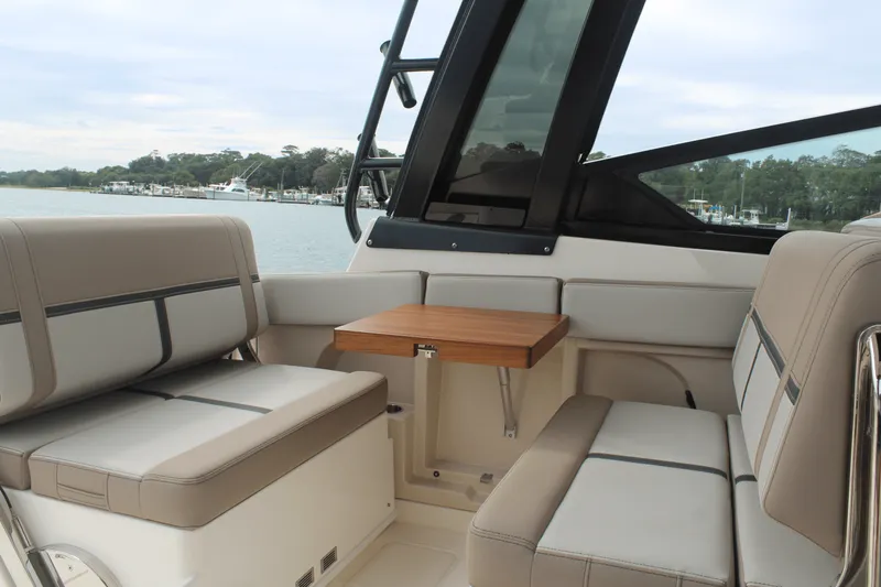 Slide: The Image of Boston Whaler 330 Vantage 2026 - 32