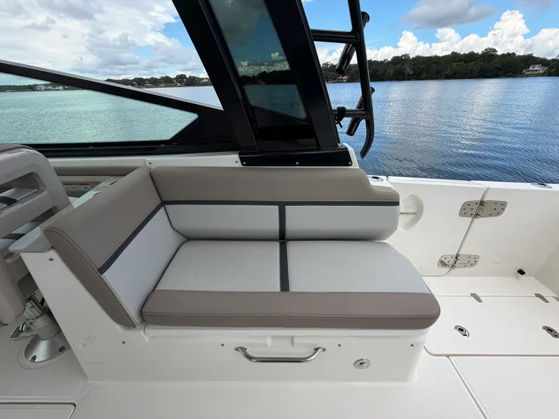 Slide: The Image of Boston Whaler 330 Vantage 2026 - 23