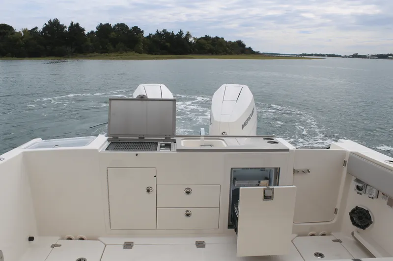 Slide: The Image of Boston Whaler 330 Vantage 2026 - 20