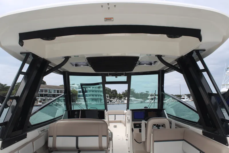 Slide: The Image of Boston Whaler 330 Vantage 2026 - 33