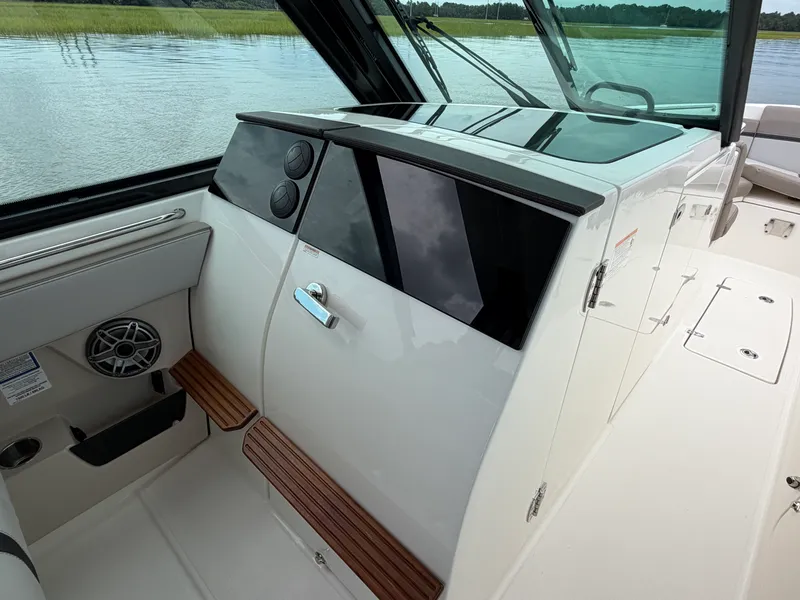 Slide: The Image of Boston Whaler 330 Vantage 2026 - 32