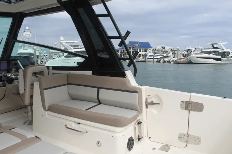 Slide: The Image of Boston Whaler 330 Vantage 2026 - 36