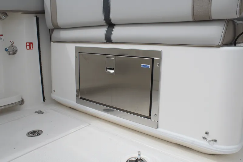 Slide: The Image of Boston Whaler 330 Vantage 2026 - 39