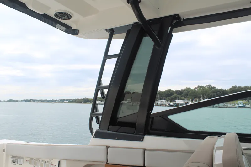 Slide: The Image of Boston Whaler 330 Vantage 2026 - 40