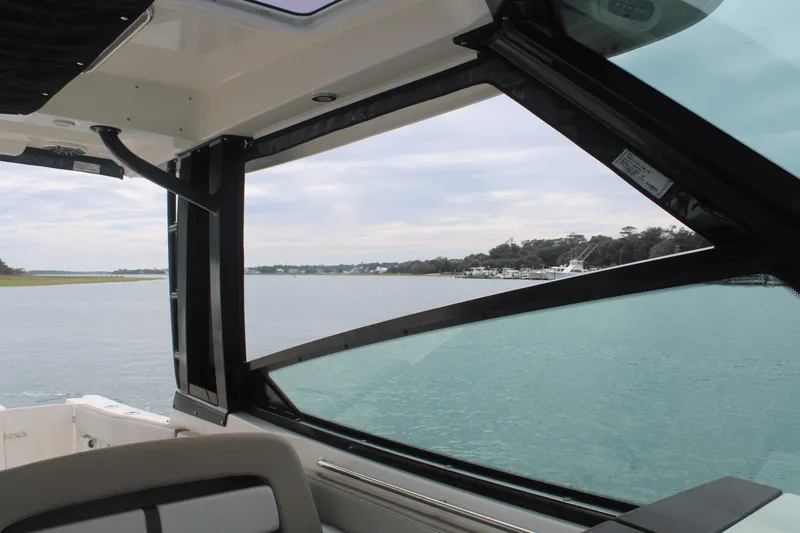 Slide: The Image of Boston Whaler 330 Vantage 2026 - 41