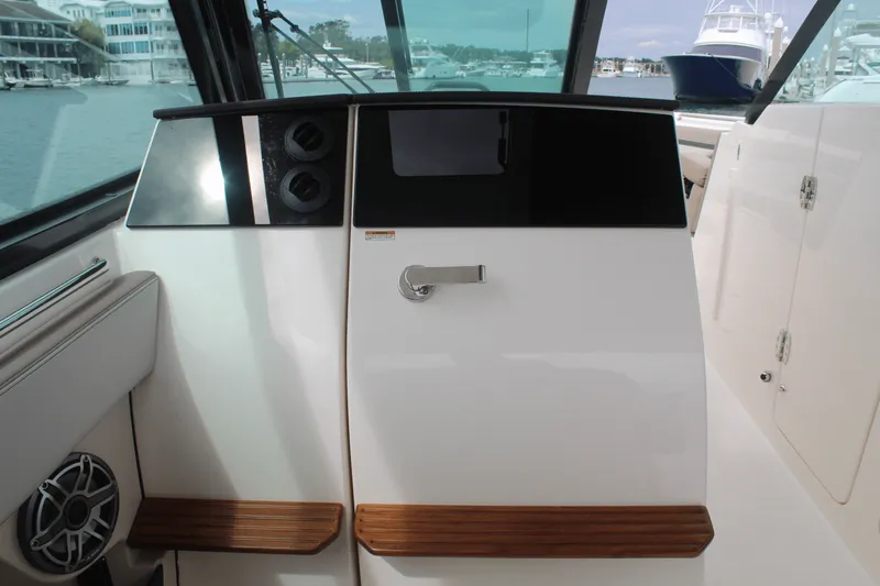 Slide: The Image of Boston Whaler 330 Vantage 2026 - 42
