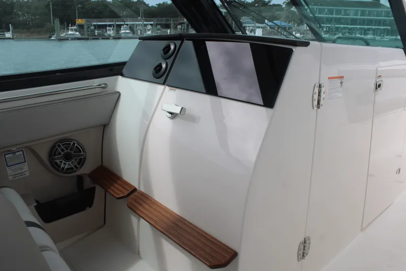 Slide: The Image of Boston Whaler 330 Vantage 2026 - 43
