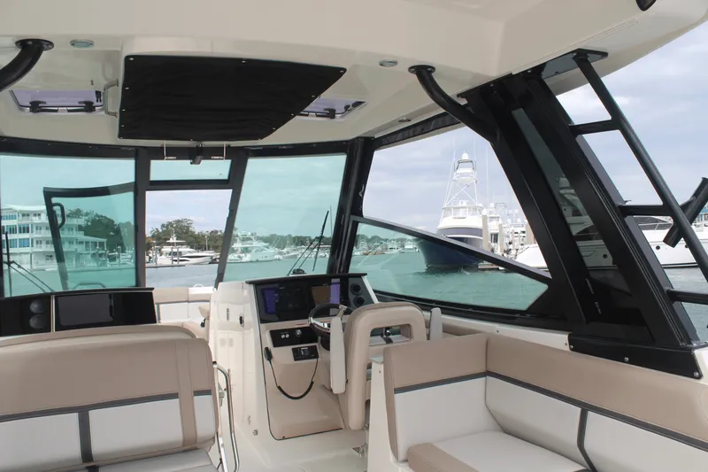 Slide: The Image of Boston Whaler 330 Vantage 2026 - 44