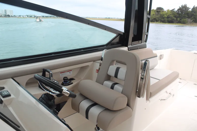 Slide: The Image of Boston Whaler 330 Vantage 2026 - 45
