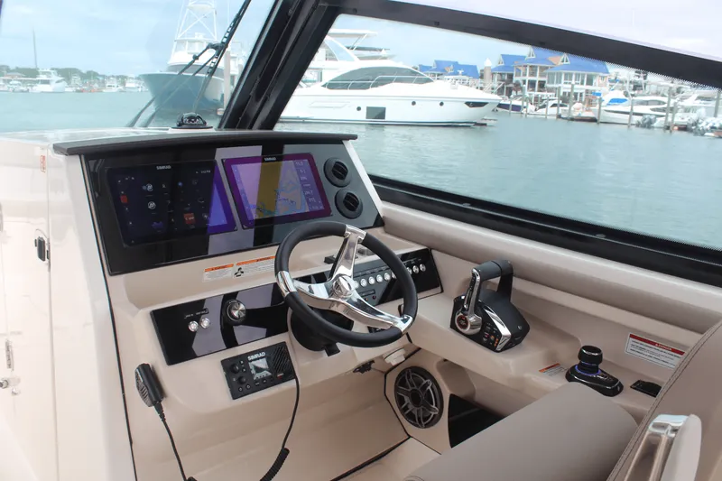 Slide: The Image of Boston Whaler 330 Vantage 2026 - 46