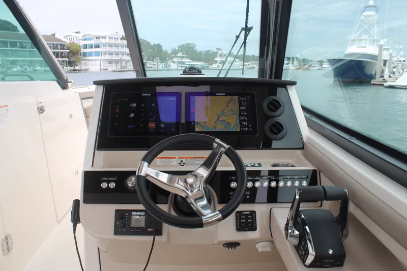 Slide: The Image of Boston Whaler 330 Vantage 2026 - 47