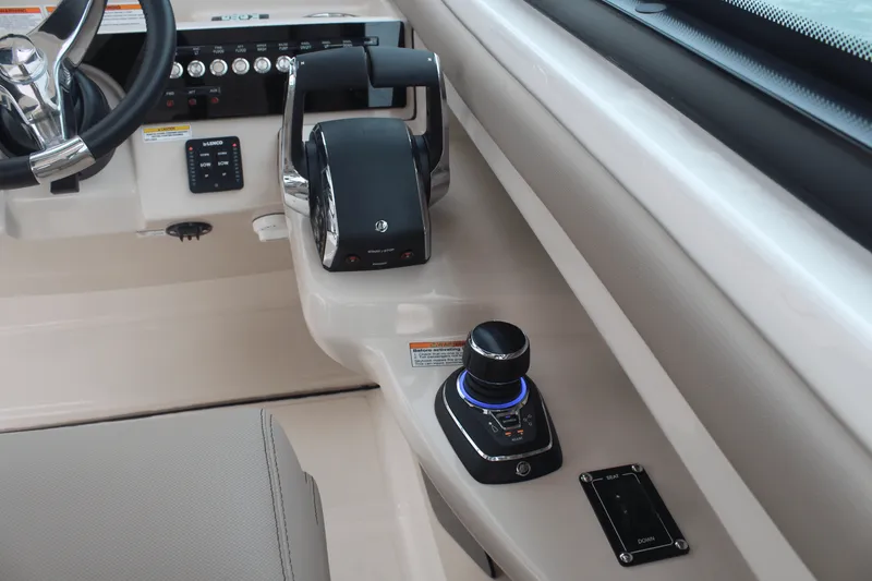 Slide: The Image of Boston Whaler 330 Vantage 2026 - 48