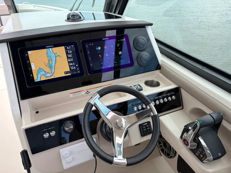 Slide: The Image of Boston Whaler 330 Vantage 2026 - 34