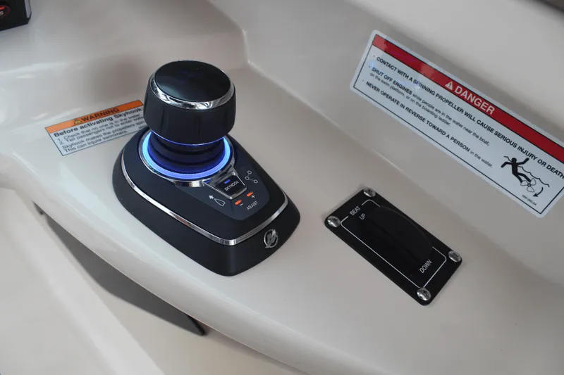 Slide: The Image of Boston Whaler 330 Vantage 2026 - 49