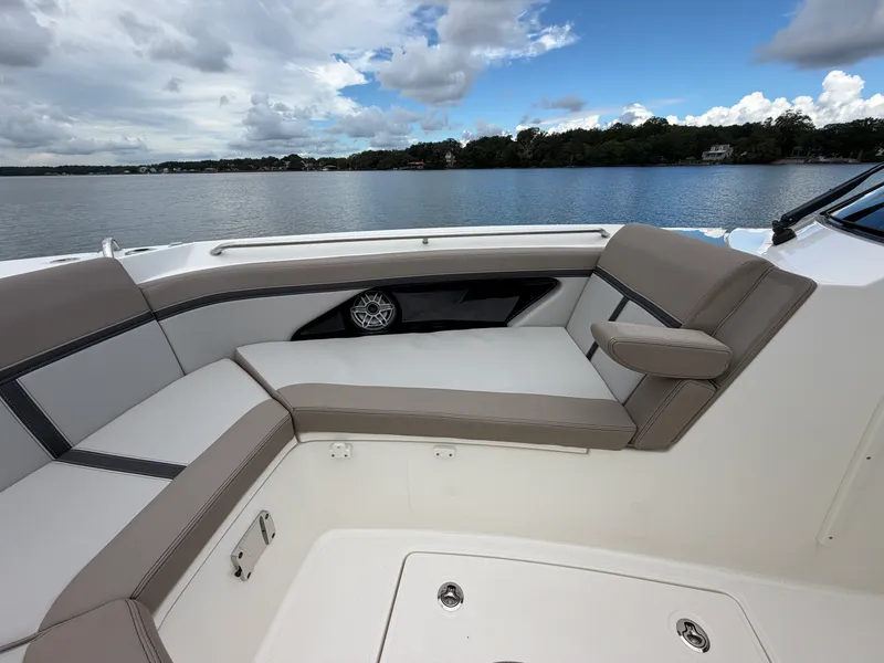 Slide: The Image of Boston Whaler 330 Vantage 2026 - 51
