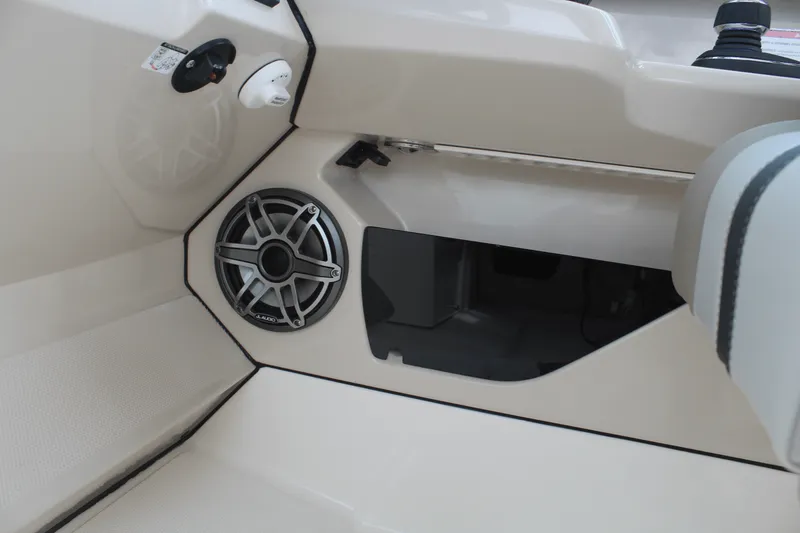 Slide: The Image of Boston Whaler 330 Vantage 2026 - 50