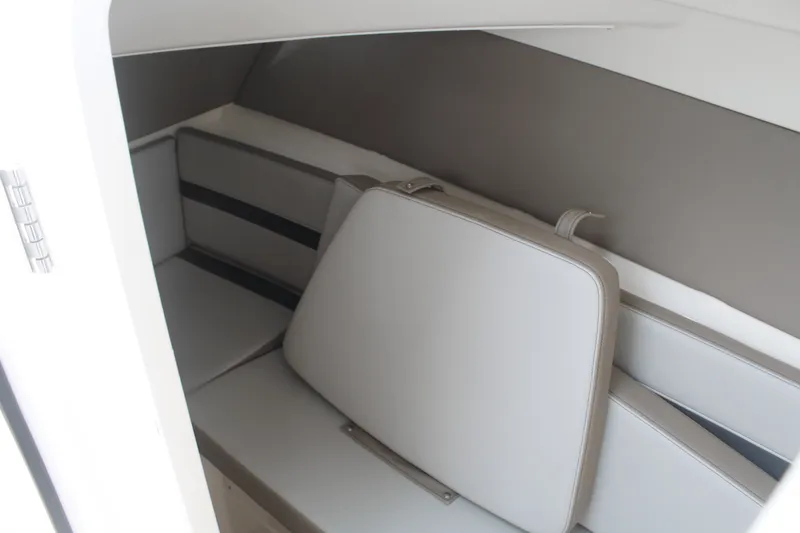 Slide: The Image of Boston Whaler 330 Vantage 2026 - 53