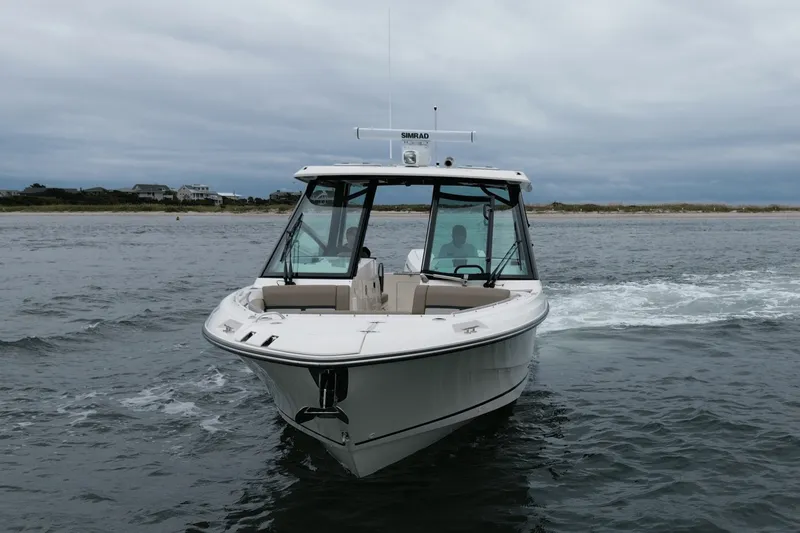 Slide: The Image of Boston Whaler 330 Vantage 2026 - 13