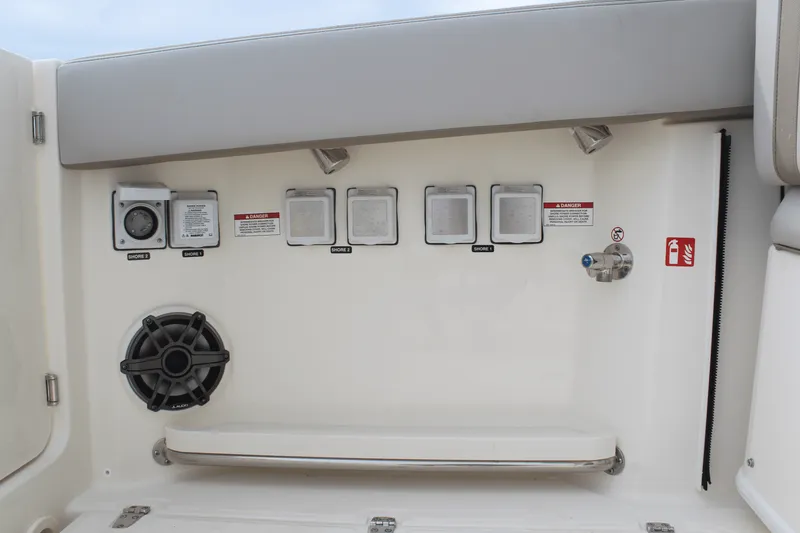Slide: The Image of Boston Whaler 330 Vantage 2026 - 51