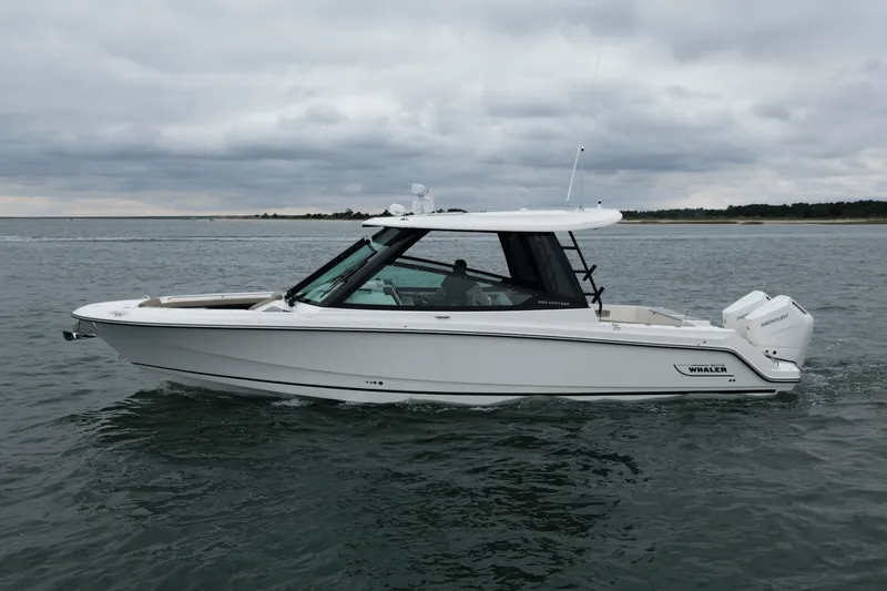 Slide: The Image of Boston Whaler 330 Vantage 2026 - 6