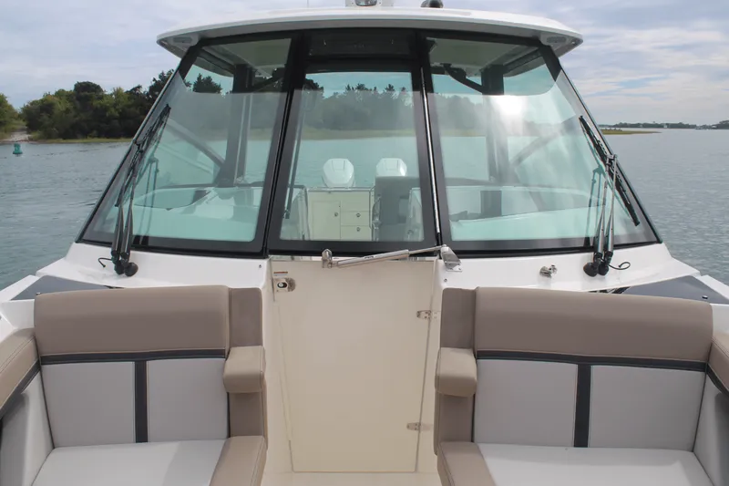 Slide: The Image of Boston Whaler 330 Vantage 2026 - 60