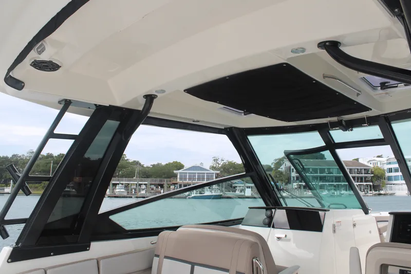 Slide: The Image of Boston Whaler 330 Vantage 2026 - 63