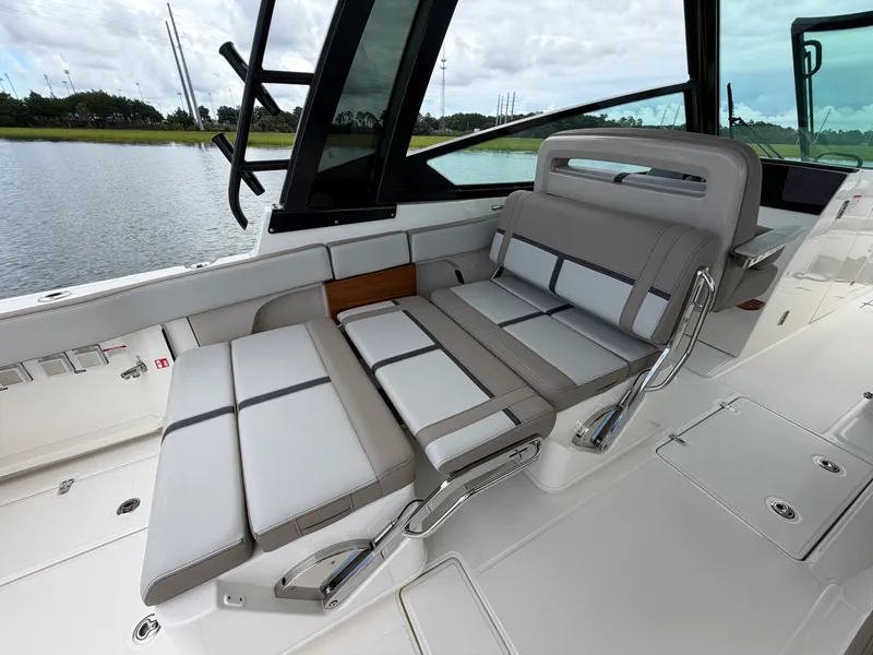 Slide: The Image of Boston Whaler 330 Vantage 2026 - 25