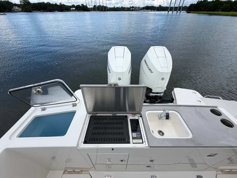 Slide: The Image of Boston Whaler 330 Vantage 2026 - 20