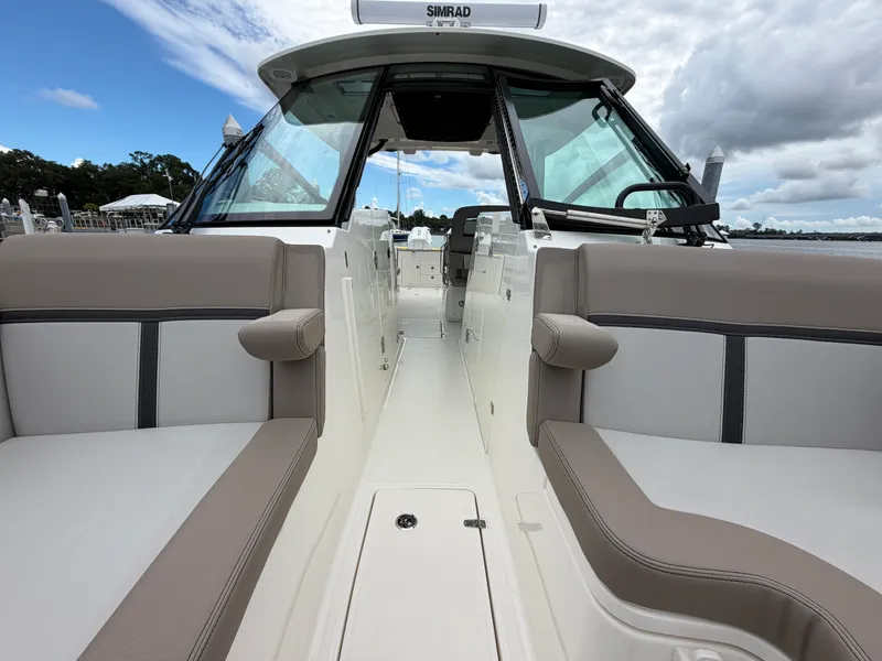 Slide: The Image of Boston Whaler 330 Vantage 2026 - 48