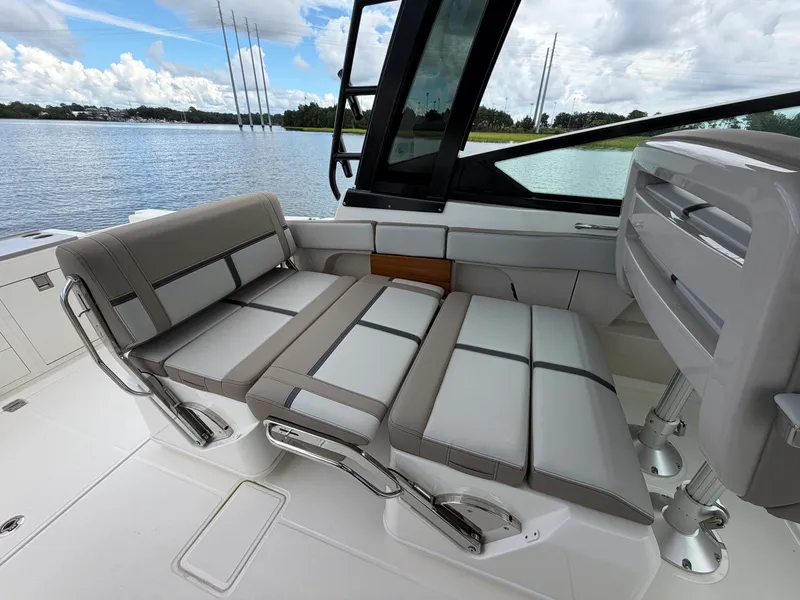 Slide: The Image of Boston Whaler 330 Vantage 2026 - 29