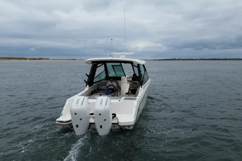 Slide: The Image of Boston Whaler 330 Vantage 2026 - 8