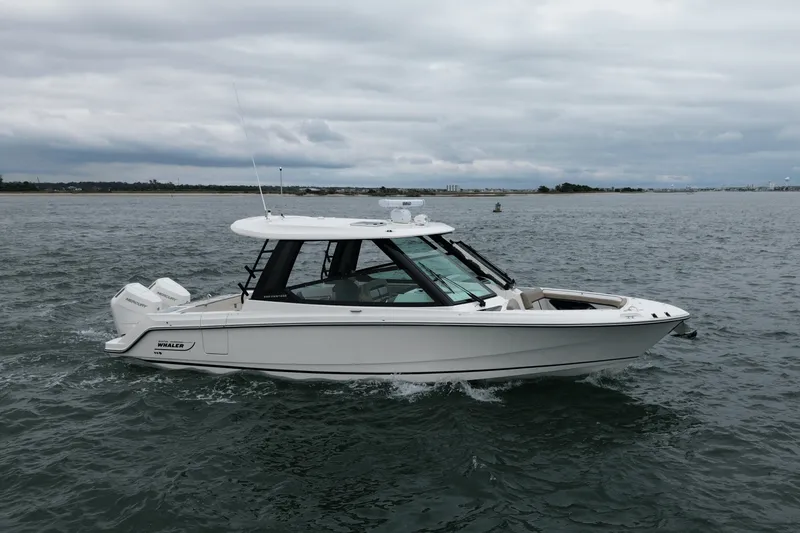 The Image of Boston Whaler 330 Vantage 2026 - 0
