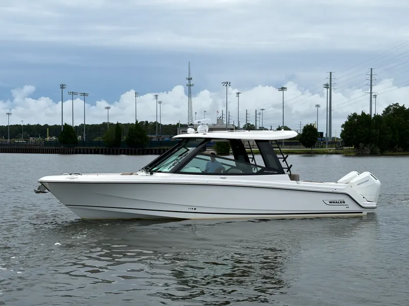 The Image of Boston Whaler 330 Vantage 2026 - 0