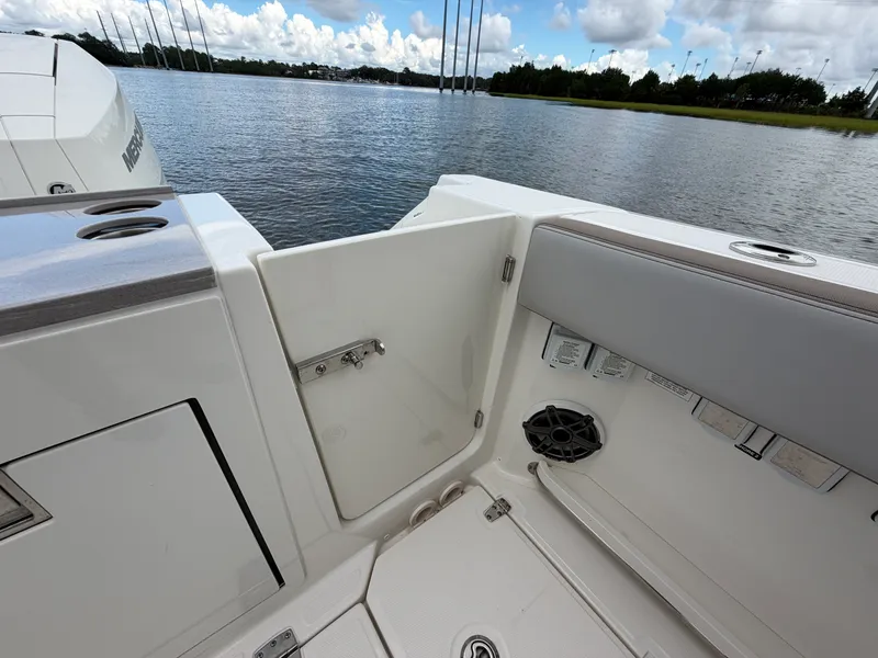 Slide: The Image of Boston Whaler 330 Vantage 2026 - 8