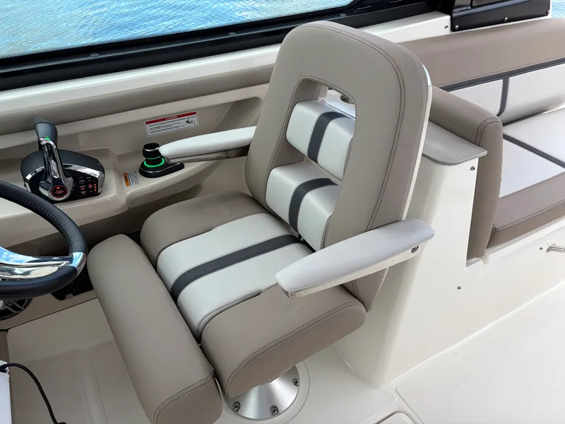 Slide: The Image of Boston Whaler 330 Vantage 2026 - 33