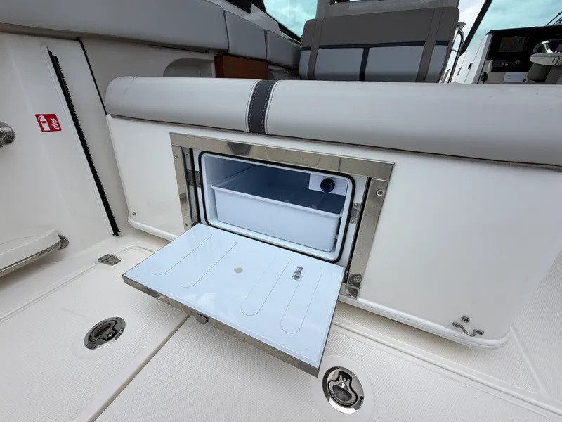 Slide: The Image of Boston Whaler 330 Vantage 2026 - 24