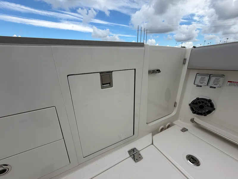 Slide: The Image of Boston Whaler 330 Vantage 2026 - 14