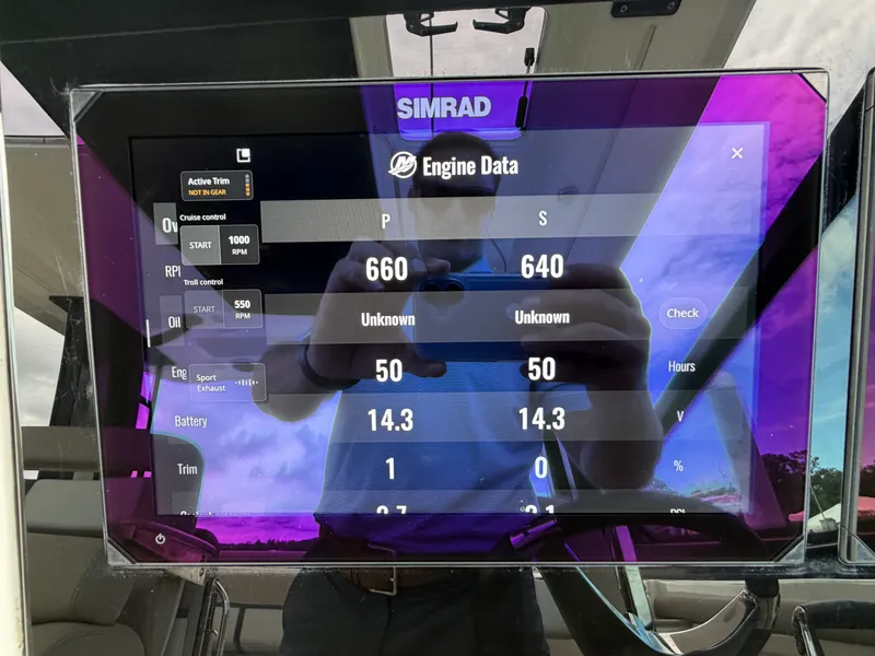 Slide: The Image of Boston Whaler 330 Vantage 2026 - 39