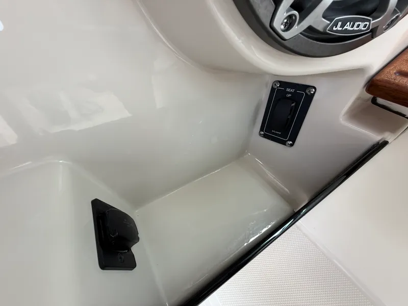 Slide: The Image of Boston Whaler 330 Vantage 2026 - 36