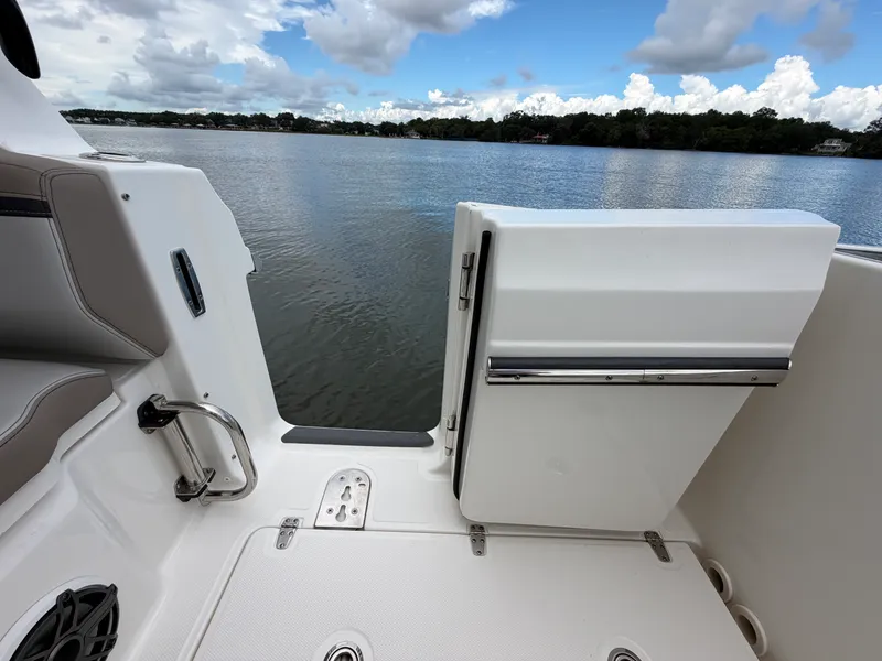 Slide: The Image of Boston Whaler 330 Vantage 2026 - 17