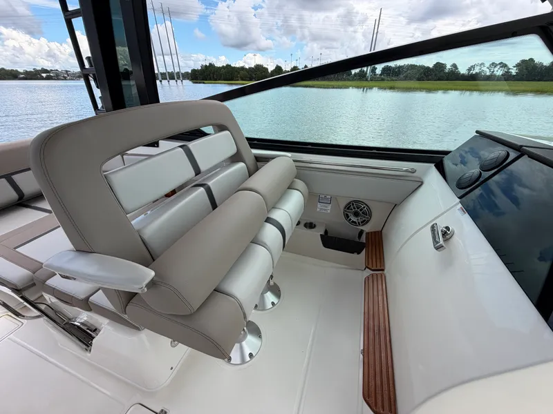 Slide: The Image of Boston Whaler 330 Vantage 2026 - 31