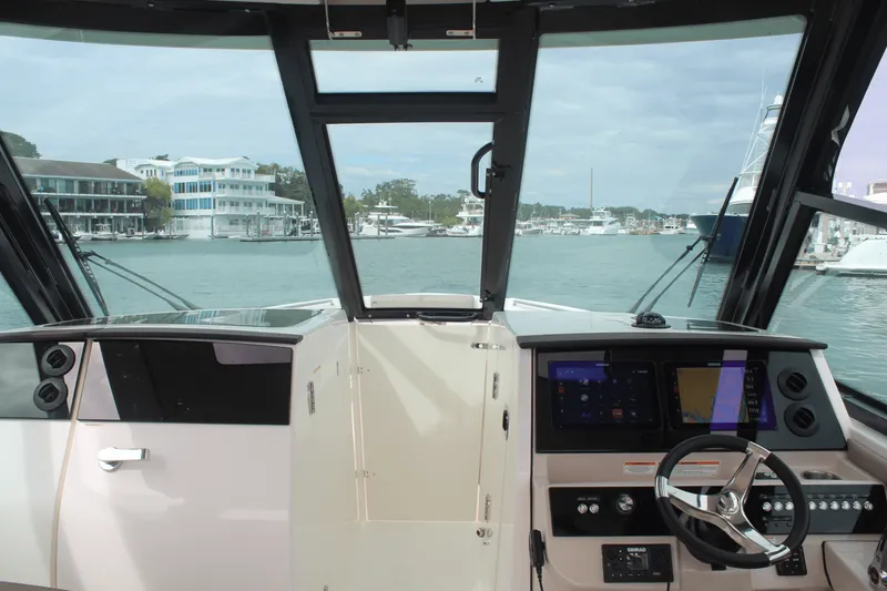Slide: The Image of Boston Whaler 330 Vantage 2026 - 55