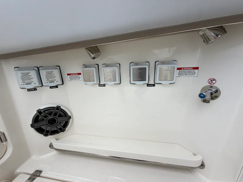 Slide: The Image of Boston Whaler 330 Vantage 2026 - 21