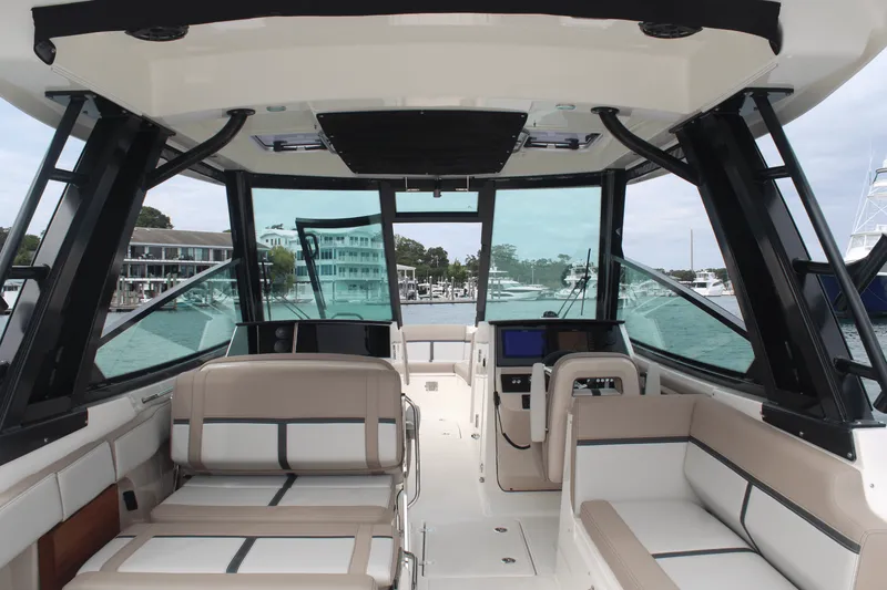 Slide: The Image of Boston Whaler 330 Vantage 2026 - 34