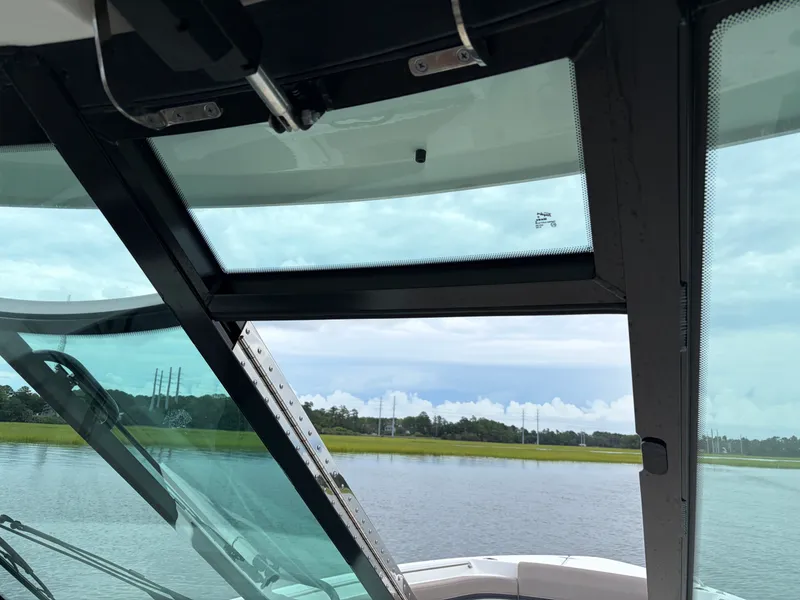 Slide: The Image of Boston Whaler 330 Vantage 2026 - 46