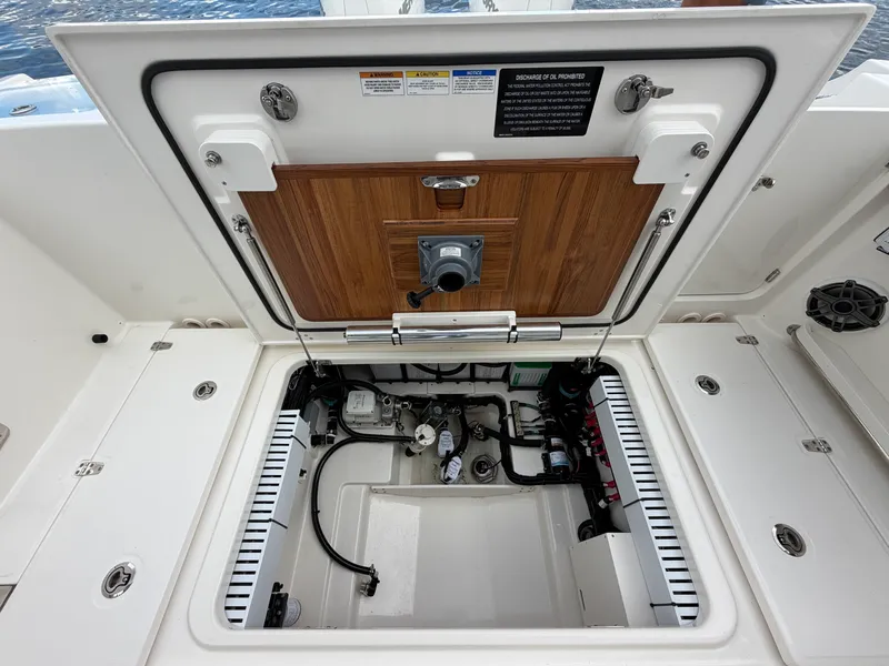 Slide: The Image of Boston Whaler 330 Vantage 2026 - 10