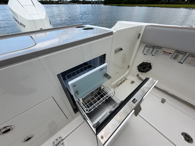 Slide: The Image of Boston Whaler 330 Vantage 2026 - 13